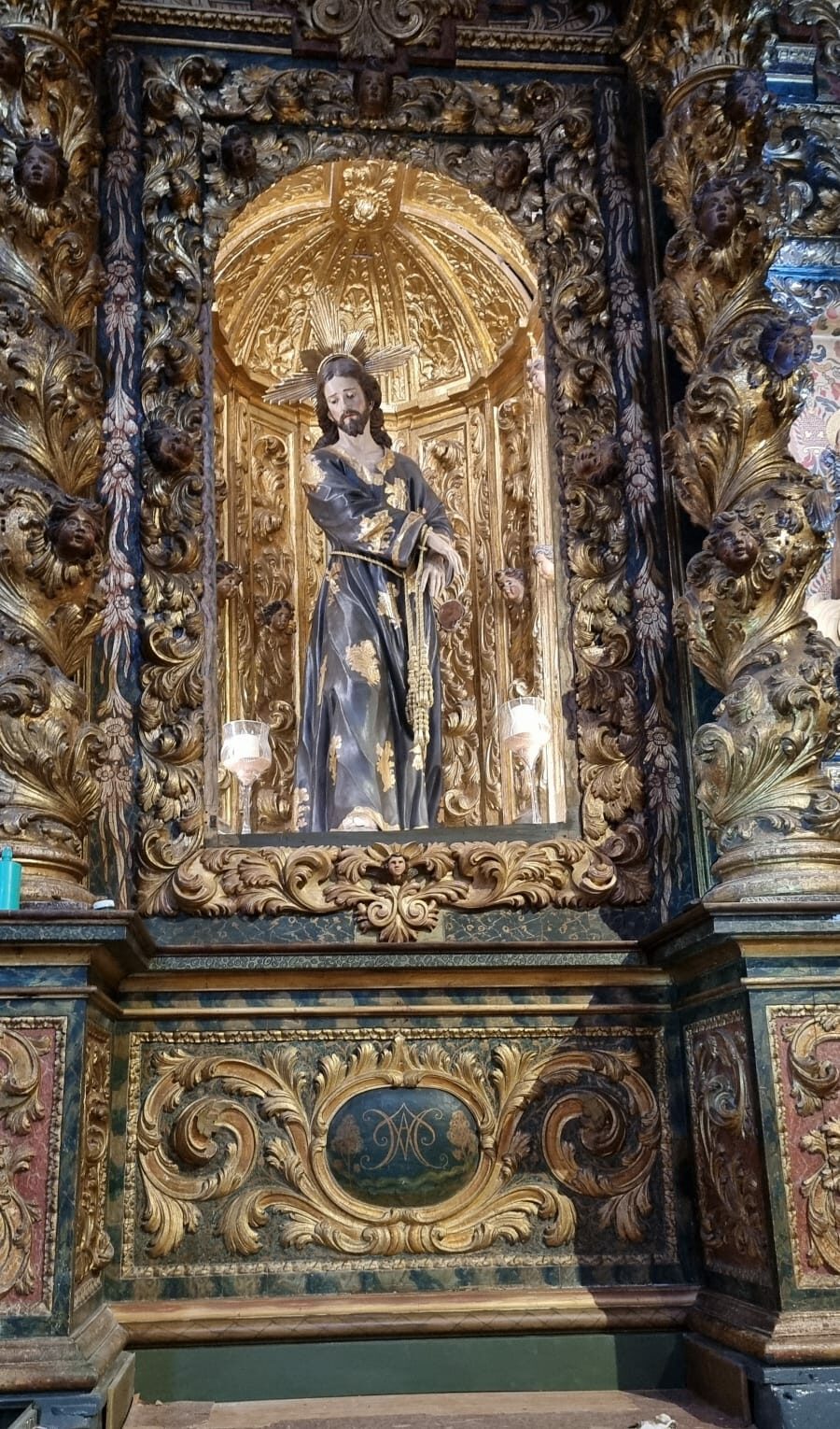 Muro tallado de iglesia