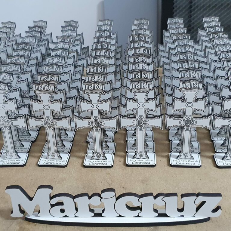 Cruces blancas talladas
