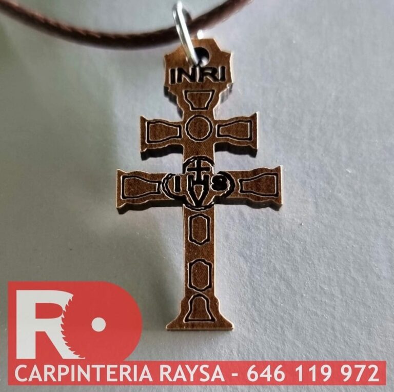 Cruz tallada de madera