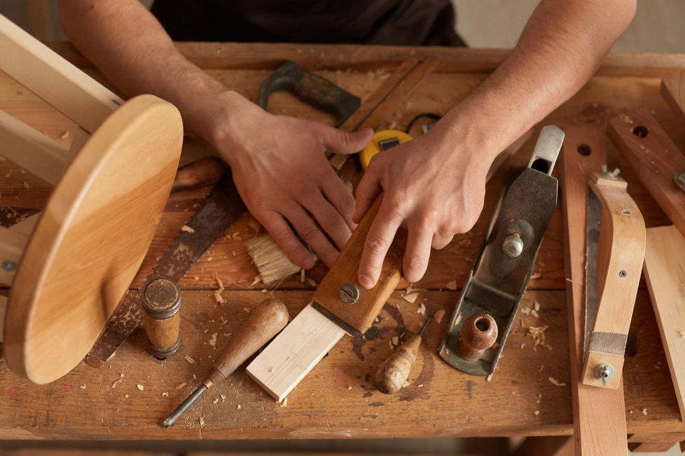 Hombre cortando madera